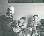 Hans Rosenberg mit seinen beiden S&ouml;hnen